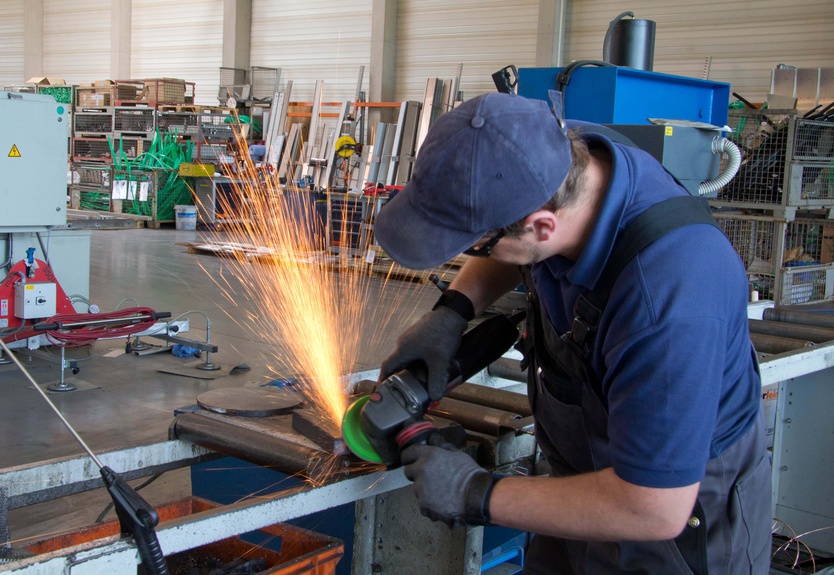Industriemechaniker beim Schleifen
